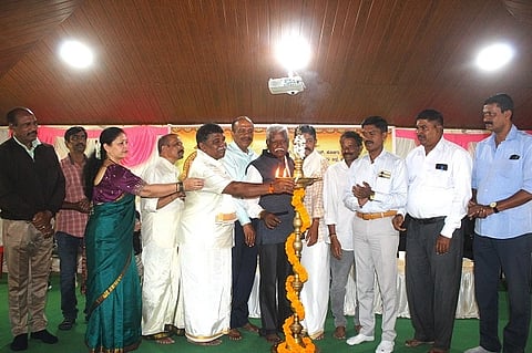 ನಗರದ ಗಾಂಧಿ ಭವನದಲ್ಲಿ ಗುರುವಾರ ನಡೆದ ಶ್ರೀ ಭಗವಾನ್ ವಿಶ್ವಕರ್ಮ ಜಯಂತಿ ಕಾರ್ಯಕ್ರಮವನ್ನು ಗಣ್ಯರು ಉದ್ಘಾಟಿಸಿದರು. ಎಚ್.ಬಿ.ಲಿಂಗಮೂರ್ತಿ, ಕೆ.ಎಸ್.ಚಂದ್ರಶೇಖರ್, ಬಿ.ಬಿ.ನಾಗರಾಜು, ಎಸ್.ಜೆ.ದೇವದಾಸ್ ಇತರರಿದ್ದರು.