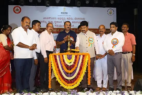 ಶಿವಮೊಗ್ಗದಲ್ಲಿ ಪಿಎಂ ವಿಶ್ವಕರ್ಮ ಯೋಜನೆಯ ಫಲಾನುಭವಿಗಳು ಸಿದ್ಧಪಡಿಸಿದ ವಿವಿಧ ವಸ್ತುಗಳ ಪ್ರದರ್ಶನ ಮತ್ತು ವ್ಯಾಪಾರ ಮೇಳವನ್ನು ಬಿ.ವೈ.ರಾಘವೇಂದ್ರ ಉದ್ಘಾಟಿಸಿದರು. ಮಾಲತೇಶ್, ಶಿವಕುಮಾರ್, ದೇವರಾಜ್, ಸುರೇಶ್ ಇದ್ದರು.