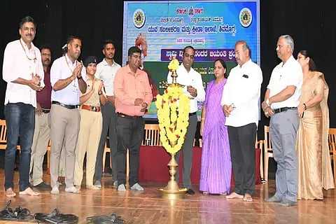 ಜಿಲ್ಲಾಡಳಿತದಿಂದ ಏರ್ಪಡಿಸಿದ್ದ ರಾಷ್ಟ್ರೀಯ ಯುವ ದಿನ ಉದ್ಘಾಟನೆಯಲ್ಲಿ ಎಸ್.ಎನ್.ಚನ್ನಬಸಪ್ಪ, ಬಲ್ಕಿಶ್ ಬಾನು, ಪ್ರಭುಲಿಂಗ ಕವಳಿಕಟ್ಟಿ, ವಿ.ಅಭಿಷೇಕ್, ಎಚ್.ಉಮೇಶ್, ನಾಗೇಂದ್ರಕುಮಾರ್ ಬಾಬು, ಮೇಘಾ ಅಗರ್ವಾಲ್ ಇತರರಿದ್ದರು.