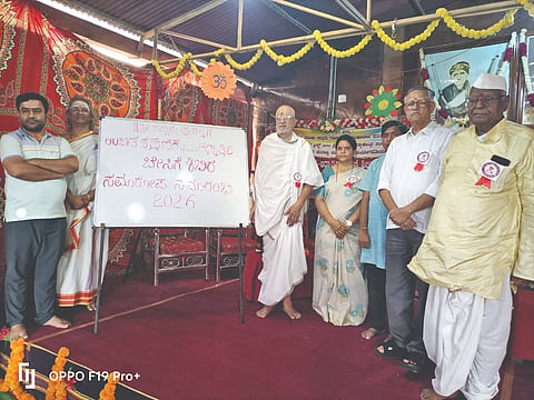 ಕನ್ನೂರಿನ ಶಾಂತಿ ಕುಟೀರ ಆಶ್ರಮದಲ್ಲಿ ಶಾಂತಿ ಕುಟೀರ ಟ್ರಸ್ಟ್ ವತಿಯಿಂದ ಹಮ್ಮಿಕೊಂಡಿದ್ದ ಬೇಸಿಗೆ ಶಿಬಿರದ ಸಮಾರೋಪ ಸಮಾರಂಭದಲ್ಲಿ ಮಧ್ವಾಚಾರ್ ಮೊಕಾಶಿ, ನಿರ್ಮಲಾ ಸುರಪುರ, ಎನ್.ಎಂ. ಬಿರಾದಾರ, ಶ್ರೀಕೃಷ್ಣ ಗುರೂಜಿ ಇತರರಿದ್ದರು.