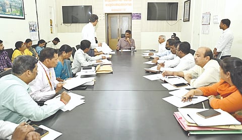 ವಿಜಯಪುರ ಜಿಲ್ಲಾಡಳಿತ ಕಚೇರಿ ಸಭಾಂಗಣದಲ್ಲಿ ಜಿಲ್ಲಾಧಿಕಾರಿ ಡಾ. ಆನಂದ ಕೆ. ಅಧಿಕಾರಿಗಳ ಸಭೆ ನಡೆಸಿದರು. ಅಧಿಕಾರಿಗಳಾದ ಪ್ರಕಾಶ ವಡ್ಡರ, ವಿಜಯಕುಮಾರ ಮೆಕ್ಕಳಕಿ, ಬದ್ರುದ್ದೀನ್ ಸೌದಾಗರ್ ಮತ್ತಿತರರಿದ್ದಾರೆ.