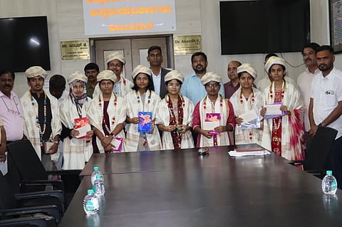 ವಿಜಯಪುರ ಜಿಲ್ಲಾಡಳಿತ ಕಚೇರಿ ಸಭಾಂಗಣದಲ್ಲಿ ಜಿಲ್ಲಾಧಿಕಾರಿ ಡಾ.ಆನಂದ ಕೆ ಅವರು ಸಾಧಕ ವಿದ್ಯಾರ್ಥಿಗಳಿಗೆ ಸನ್ಮಾನಿಸಿ ಗೌರವಿಸಿದರು. ಸಿಇಒ ರಿಷಿ ಆನಂದ, ಪದವಿ ಪೂರ್ವ ಶಿಕ್ಷಣ ಇಲಾಖೆಯ ಉಪನಿರ್ದೇಶಕ ಸಿ.ಕೆ. ಹೊಸಮನಿ ಇತರರಿದ್ದಾರೆ.