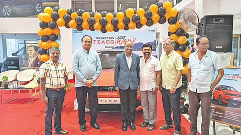 ವಿಜಯಪುರದ ಬಿಜ್ಜರಗಿ ಮೋಟಾರ್ಸ್ ಆವರಣದಲ್ಲಿ ಆಕರ್ಷಕ ವಿನ್ಯಾಸ ನೆಕ್ಸ್ ್ಟಜನರೇಷನ್ ಟಿಯಾಗೋ ಕಾರನ್ನು ಡಾ. ರವೀಂದ್ರ ಮದ್ರಕಿ ಬಿಡುಗಡೆಗೊಳಿಸಿದರು. ವ್ಯವಸ್ಥಾಪಕ ನಿರ್ದೇಶಕ ರಾಜು ಬಿಜ್ಜರಗಿ, ಉದಯ ಕುಮಾರ ಯಲವಾರ, ಮಲ್ಲಿಕಾರ್ಜುನ  ಹಟ್ಟಿಖಾಲ ಇತರರಿದ್ದರು.