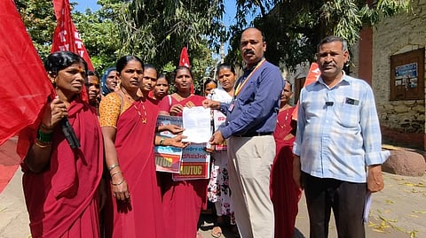 ವಿಜಯಪುರ ಜಿಲ್ಲಾಡಳಿತಕ್ಕೆ ಕರ್ನಾಟಕ ರಾಜ್ಯ ಸಂಯುಕ್ತ ಅಕ್ಷರ ದಾಸೋಹ ಕಾರ್ಮಿಕರ ಸಂಘದ ಪದಾಧಿಕಾರಿಗಳು ಮನವಿ ಸಲ್ಲಿಸಿದರು. ಪ್ರಮುಖರಾದ ಗಂಗೂಬಾಯಿ ಉಳ್ಳಾಗಡ್ಡಿ, ರೂಪಾ ಬಿಸ್ಟ್ಗೂಂಡ, ಜಯಶ್ರೀ ಬಂಡಿವಡ್ಡರ ಇತರರಿದ್ದಾರೆ.