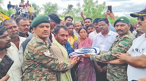  ಭಾರತೀಯ ವಾಯು ಸೇವೆಯ ರಕ್ಷಣಾ ರೆಜಿಮೆಂಟ್‌ನಲ್ಲಿ ಸೇವೆ ಸಲ್ಲಿಸುತ್ತಿದ್ದ ಹುತಾತ್ಮ ಯೋಧ ರಾಘವೇಂದ್ರ ಬೀಳಗಿ ಅವರ ತಾಯಿ ಮೀನಾಕ್ಷಿ, ಅಣ್ಣ ವಿನೋದ ಬೀಳಗಿ ಅವರಿಗೆ ಮಿಲಿಟರಿ ಅಧಿಕಾರಿಗಳು ರಾಷ್ಟ್ರಧ್ವಜವನ್ನು ಹಸ್ತಾಂತರಿಸುತ್ತಿರುವುದು.