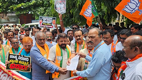 ವಿಜಯಪುರ ಜಿಲ್ಲಾಡಳಿತಕ್ಕೆ ಬಿಜೆಪಿ ಮುಖಂಡರು ಮನವಿ ಸಲ್ಲಿಸಿದರು. ಜಿಲ್ಲಾಧ್ಯಕ್ಷ ಗುರುಲಿಂಗಪ್ಪ ಅಂಗಡಿ, ಮುಖಂಡರಾದ ಉಮೇಶ ಕೋಳಕೂರ, ರಮೇಶ ಭೂಸನೂರ, ಸಂಜೀವ ಐಹೊಳೆ ಇತರರಿದ್ದಾರೆ.