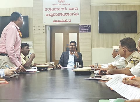ವಿಜಯಪುರ ಜಿಲ್ಲಾಡಳಿತ ಕಚೇರಿ ಸಭಾಂಗಣದಲ್ಲಿ ಜಿಲ್ಲಾಽಕಾರಿ ಡಾ. ಆನಂದ ಕೆ.  ಅಽಕಾರಿಗಳ ಸಭೆ ನಡೆಸಿದರು. ಅಽಕಾರಿಗಳಾದ ಅಶೋಕ ಗೋಣಸಗಿ, ಶಶಿಧರ ನೀಲಗರ ಮತ್ತಿತರರಿದ್ದಾರೆ.