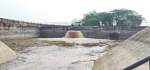 ತುಬಚಿ- ಬಬಲೇಶ್ವರ ಏತ ನೀರಾವರಿ ಯೋಜನೆಯ ಮೂಲಕ ತಿಕೋಟಾ ತಾಲೂಕಿನ ಕೆರೆ ಮತ್ತು ಬಾಂದಾರಗಳಿಗೆ ನೀರು ಬಿಡುಗಡೆ ಮಾಡಿರುವುದು.