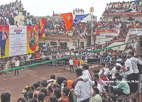 ಬಬಲೇಶ್ವರ ತಾಲೂಕಿನ ಕಾಖಂಡಕಿ ಗ್ರಾಮದಲ್ಲಿ ಭಾನುವಾರ ನಡೆದ ಕರಿ ಸಂಭ್ರಮ ವೀಕ್ಷಿಸಲು ಸೇರಿದ್ದ ಜನಸ್ತೋಮ.