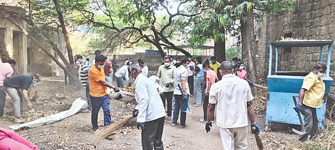ಡಾ. ನಾನಾಸಾಹೇಬ ಧರ್ಮಾಧಿಕಾರಿ ಪ್ರತಿಷ್ಠಾನ ವತಿಯಿಂದ ಹಮ್ಮಿಕೊಂಡಿದ್ದ ಸ್ವಚ್ಛತಾ ಅಭಿಯಾನದದಲ್ಲಿ ಸದಸ್ಯರು ಹಳೇ ತಹಸೀಲ್ದಾರ್, ಜಿಲ್ಲಾಧಿಕಾರಿಗಳ ಕಚೇರಿ ಪರಿಸರವನ್ನು ಸ್ವಚ್ಛಗೊಳಿಸಿದರು. ಮಹಾಂತೇಶ ಕುಪ್ಪದ, ಸಚಿನ್ ಚವಾಣ್, ಸಚಿನ ಕಾಳೆ, ಶಂಕರ ಸನಾಪ, ವಿನಾಯಕ ಮುದ್ದೇಬಿಹಾಳ ಇತರರಿದ್ದರು.