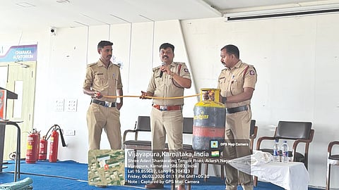 ವಿಜಯಪುರ ನಗರದ ಆರ್‌ಕೆಎಂ ಶಿಕ್ಷಣ ಸಂಸ್ಥೆಯಲ್ಲಿ `ಏಕದಿನ ಅಗ್ನಿ ಸುರಕ್ಷತಾ ಜಾಗೃತಿ ಹಾಗೂ ತರಬೇತಿ ಕಾರ್ಯಾಗಾರ' ನಡೆಯಿತು. ಅಗ್ನಿಶಾಮಕ ಇಲಾಖೆ ಜಿಲ್ಲಾಽಕಾರಿ ಶಶಿಧರ್ ನಿಲಗಾರ, ಠಾಣಾಽಕಾರಿ ಉಮೇಶ್ ತಳಕೇರಿ ಇದ್ದಾರೆ.