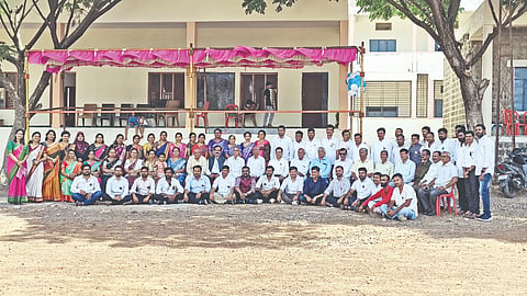  ಕಾಲಚಕ್ರ ಉರುಳಿ ಇಪ್ಪತ್ತು ವರ್ಷಗಳು ಕಳೆದರೂ ಗುರು-ಶಿಷ್ಯರ ನಡುವಿನ ಪ್ರೀತಿ, ಗೌರವ, ಆತ್ಮೀಯತೆ ಎಂದಿಗೂ ಕಡಿಮೆಯಾಗುವುದಿಲ್ಲ ಎಂಬುದಕ್ಕೆ ಪಟ್ಟಣದ ಶ್ರೀ ಬಸವೇಶ್ವರ ಸರ್ಕಾರಿ ಪದವಿ ಪೂರ್ವ ಕಾಲೇಜಿನಲ್ಲಿ ಸೋಮವಾರ ಹಮ್ಮಿಕೊಳ್ಳಲಾಗಿದ್ದ 2006-07ನೇ ಸಾಲಿನ ಎಸ್‌ಎಸ್‌ಎಲ್‌ಸಿ ವಿದ್ಯಾರ್ಥಿಗಳ ಸ್ನೇಹಮಿಲನ-ಗುರುವಂದನಾ ಕಾರ್ಯಕ್ರಮ ಸಾಕ್ಷಿಯಾಯಿತು.