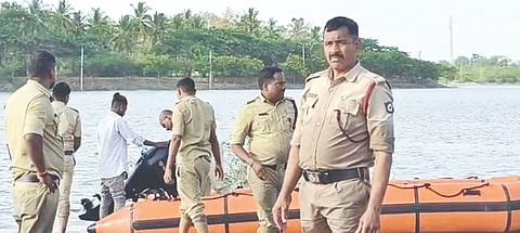 ವಿಜಯಪುರ ನಗರದ ಭೂತನಾಳ ಕೆರೆಯಲ್ಲಿ ಮೂವರು ಪ್ರವಾಸಿಗರು ಮುಳುಗಿ ಅಸು ನೀಗಿದ್ದ ಹಿನ್ನೆಲೆ ಮೃತದೇಹಗಳನ್ನು ಹೊರತೆಗೆಯಲು ಕಾರ್ಯಾಚರಣೆ ನಡೆಸಿರುವ ಸಿಬ್ಬಂದಿ.