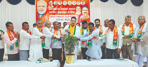 ನರಗುಂದದಲ್ಲಿ ಹಮ್ಮಿಕೊಂಡಿದ್ದ ಮತದಾರ ಪಟ್ಟಿಯ voter list ವಿಶೇಷ ತೀವ್ರ ಪರಿಷ್ಕರಣೆ, ಬಿಎಲ್‌ಎ-2 (ಎಸ್‌ಐಆರ್) ಕಾರ್ಯಾಗಾರವನ್ನು ಶಾಸಕ ಸಿ.ಸಿ.ಪಾಟೀಲ ಶನಿವಾರ ಉದ್ಘಾಟಿಸಿದರು. 