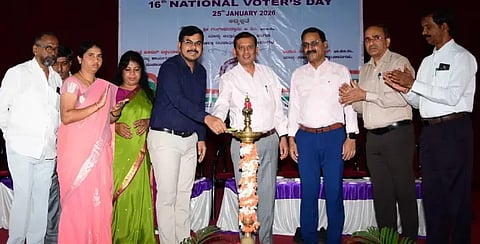 ದಾವಣಗೆರೆಯಲ್ಲಿ ಭಾನುವಾರ ಹಮ್ಮಿಕೊಂಡಿದ್ದ ರಾಷ್ಟ್ರೀಯ ಮತದಾರರ ದಿನಾಚರಣೆ ಕಾರ್ಯಕ್ರಮದಲ್ಲಿ ಜಿಲ್ಲಾಧಿಕಾರಿ ಜಿ.ಎಂ.ಗಂಗಾಧರಸ್ವಾಮಿ ಯುವ ಮತದಾರನೊಬ್ಬನಿಗೆ ಚುನಾವಣಾ ಗುರುತಿನ ಚೀಟಿ ನೀಡಿದರು. ಜಿಪಂ ಸಿಇಒ ಗಿತ್ತೆ ಮಾಧವ ವಿಠ್ಠಲರಾವ್, ಶೀಲವಂತ ಶಿವಕುಮಾರ್, ರೇಣುಕಾ, ಮಲ್ಲನಾಯ್ಕ, ಬಿ.ಎಚ್. ಉದಯಕುಮಾರ್ ಇತರರಿದ್ದರು. 