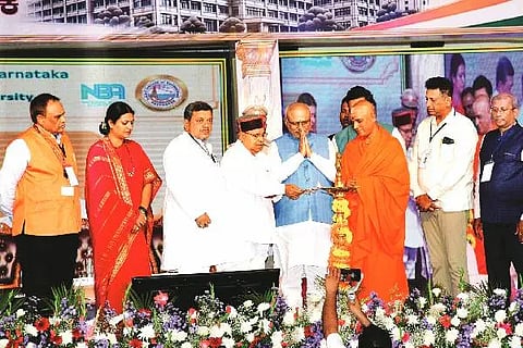 ದಾವಣಗೆರೆಯಲ್ಲಿ ಶುಕ್ರವಾರ ಯು.ಬಿ.ಡಿ.ಟಿ. ಇಂಜಿನಿಯರಿಂಗ್ ಕಾಲೇಜಿನ ಅಮೃತ ಮಹೋತ್ಸವ ಉದ್ಘಾಟನಾ ಸಮಾರಂಭದಲ್ಲಿ ಉಪರಾಷ್ಟ್ರಪತಿ ಸಿ.ಪಿ. ರಾಧಾಕೃಷ್ಣನ್, ರಾಜ್ಯಪಾಲ ಥಾವರ ಚಂದ್ ಗೆಹಲೋತ್, ಶ್ರೀ ಡಾ. ನಿರ್ಮಲಾನಂದನಾಥ ಸ್ವಾಮೀಜಿ, ಡಾ. ಎಂ.ಸಿ. ಸುಧಾಕರ್, ಎಸ್.ಎಸ್. ಮಲ್ಲಿಕಾರ್ಜುನ್, ಯದುವೀರ್ ಒಡೆಯರ್, ಡಾ. ಪ್ರಭಾ ಮಲ್ಲಿಕಾರ್ಜುನ್, ಡಾ. ಟಿ.ಜಿ. ಸೀತಾರಾಂ, ಡಾ. ಎಸ್. ವಿದ್ಯಾಶಂಕರ್ ಇದ್ದರು.