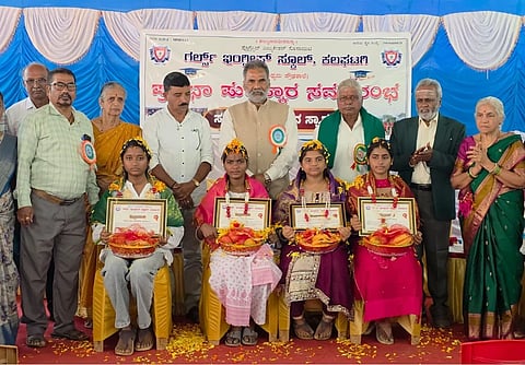 vsv prasad ಕಲಘಟಗತಿಯ ಗರ್ಲ್ಸ್ ಇಂಗ್ಲೀಷ್ ಸ್ಕೂಲ್ನಲ್ಲಿ ಶನಿವಾರ ಎಸ್‌ಎಸ್‌ಎಲ್ಸಿಯಲ್ಲಿ ಉತ್ತಮ ಸಾಧನೆ ತೋರಿದ ವಿದ್ಯಾರ್ಥಿನಿಯರನ್ನು ಸ್ವರ್ಣ ಸಮೂಹ ಸಂಸ್ಥೆಗಳ ಮಾಲೀಕ ಡಾ.ವಿ.ಎಸ್.ವಿ. ಪ್ರಸಾದ ಸನ್ಮಾನಿಸಿದರು.