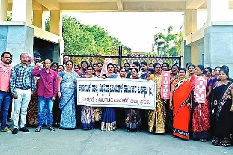 ದಾವಣಗೆರೆ ವಿಶ್ವವಿದ್ಯಾಲಯ ಬಳಿ ಶುಕ್ರವಾರ, ‘ಸಿ’ ಮತ್ತು ‘ಡಿ’ ಗ್ರೂಪ್ ಹೊರಗುತ್ತಿಗೆ ನೌಕರರು ಪ್ರತಿಭಟನೆ ನಡೆಸಿದರು. ಪ್ರಕಾಶ್ ಎಲ್.ಎಚ್., ಪರಶುರಾಮ್, ಶಿವಾಜಿರಾವ್, ಲಕ್ಷ್ಮಿಬಾಯಿ, ವಿಜಿಯಮ್ಮ, ಬಸವರಾಜ್ ಕೋಟೆ, ಹನುಮಂತ, ಮಧು, ನಿರ್ಮಲಾಬಾಯಿ ಇದ್ದರು.