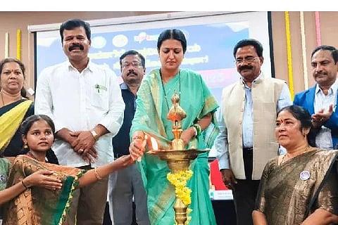 ದಾವಣಗೆರೆ ವಿವಿಯಲ್ಲಿ ಶುಕ್ರವಾರ ಸಂಜೆ, ಅಂತರ್ ಕಾಲೇಜು ಮಹಿಳಾ ನಾಯಕತ್ವ ತರಬೇತಿ ಶಿಬಿರವನ್ನು ಸಂಸದೆ ಡಾ. ಪ್ರಭಾ ಮಲ್ಲಿಕಾರ್ಜುನ್ ಉದ್ಘಾಟಿಸಿದರು. ಪ್ರೊ. ಬಿ.ಡಿ. ಕುಂಬಾರ, ಡಾ. ರಮೇಶ್ ಸಿ.ಕೆ., ಡಾ. ಶಶಿಧರ ಆರ್, ಡಾ. ಅಶೋಕ್ ಕುಮಾರ್ ವಿ. ಪಾಳೇದ, ಡಾ. ಎನ್.ಸಿ. ಪ್ರಶಾಂತ್ ಇದ್ದರು.
