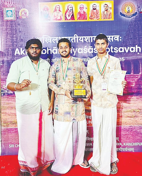 ಕಾಂಚಿಪುರಂನ ಶ್ರೀ ಚಂದ್ರಶೇಖರೇಂದ್ರ ಸರಸ್ವತಿ ವಿಶ್ವ ಮಹಾವಿದ್ಯಾಲಯದಲ್ಲಿ ಆಯೋಜಿಸಿದ್ದ ಅಖಿಲ ಭಾರತೀಯ ಶಾಸ್ತ್ರೋತ್ಸವದಲ್ಲಿ ಚಿನ್ನ ಮತ್ತು ಕಂಚಿನ ಪದಕ ಸಹಿತ ನಗದು ಬಹುವಾನ ವಿಜೇತರಾದ ಮೈಸೂರಿನ ವ್ಯಾಸತೀರ್ಥ ವಿದ್ಯಾಪೀಠದ ಡಿ.ಪ್ರಣವಾಚಾರ್ಯ, ತ್ರಿವಿಕ್ರಮ ಮತ್ತು ಮಹೀಧರ.