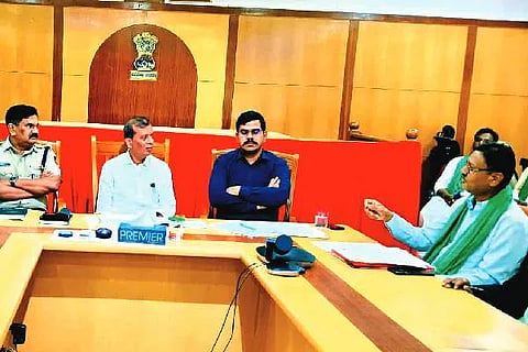 ದಾವಣಗೆರೆ ಜಿಲ್ಲಾಡಳಿತ ಭವನದಲ್ಲಿ ಮಂಗಳವಾರ ನೆಲ-ಜಲ, ಪರಿಸರ ಕುರಿತ ಸಭೆಯಲ್ಲಿ ಜಿ.ಎಂ. ಗಂಗಾಧರ ಸ್ವಾಮಿ, ಗಿತ್ತೆ ಮಾಧವ ವಿಠ್ಠಲ ರಾವ್, ಎಚ್.ಟಿ. ಶೇಖರ್, ಬಲ್ಲೂರು ರವಿಕುಮಾರ್, ರೇಣುಕಾ, ಉದಯ್ ಇದ್ದರು.