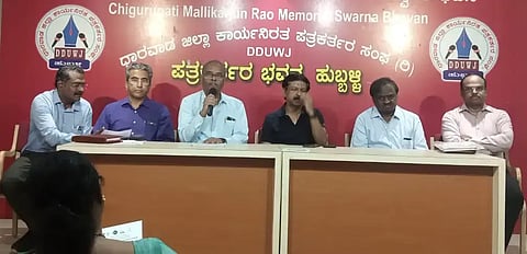 walkthan rally ಸಂಜೀವಿನ ಆಯುರ್ವೇದ ಕಾಲೇಜಿನ ಅಧ್ಯಕ್ಷ ಡಾ. ಶ್ರೀನಿವಾಸ ಬನ್ನಿಗೋಳ ಸುದ್ದಿಗೋಷ್ಠಿಯಲ್ಲಿ ಮಾತನಾಡಿದರು.