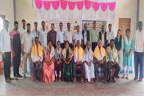  ಮಣಜೂರು ಗ್ರಾಮದ ರೈತ ಭವನದಲ್ಲಿ ಕೃಷಿ ಮತ್ತು ತೋಟಗಾರಿಕೆ ಇಲಾಖೆ ವತಿಯಿಂದ ಅತ್ಮಾ ಯೋಜನೆಯಡಿ ರೈತರಿಗೆ ಏರ್ಪಡಿಸಿದ್ದ ಕಲ್ಲಂಗಡಿ ಬೆಳೆಯ ಕ್ಷೇತ್ರೋತ್ಸವ ಮತ್ತು ಜೇನು ಕೃಷಿಯ ಕುರಿತ ತರಬೇತಿ ಕಾರ್ಯಕ್ರಮವನ್ನು ಜಿಲ್ಲಾ ತೋಟಗಾರಿಕೆ ಇಲಾಖೆಯ ಉಪನಿರ್ದೇಶಕ ಡಾ. ಶಶಿಧರ್ ಉದ್ಘಾಟಿಸಿದರು. ಡಾ. ಸೋಮಶೇಖರ್, ಡಾ. ಶಿವಕುಮಾರ್, ಡಾ. ವೀರೇಂದ್ರ ಕುಮಾರ್, ಡಾ. ರಾಣಿ ಮತ್ತಿತರರು ಇದ್ದರು.