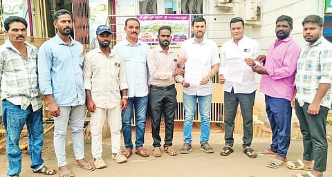  ಯಲ್ಲಾಪುರ ತಾಲೂಕಿನ ಕರಡೊಳ್ಳಿಯಲ್ಲಿ ನೀರಿನ ಸಮಸ್ಯೆ (water problem)ಪರಿಹರಿಸುವಂತೆ ಆಗ್ರಹಿಸಿ ಗ್ರಾಮಸ್ಥರು ಶಾಸಕರ ಕಚೇರಿಯಲ್ಲಿ ಮನವಿ ಸಲ್ಲಿಸಿದರು. ವಿಜಯ ಮಿರಾಶಿ, ಲಕ್ಷ್ಮಣ ಕೋಕರೆ, ವಿನಾಯಕ ತಿನೇಕರ, ಪಾಂಡು ಸಿಂಧೆ, ಇತರರಿದ್ದರು. 