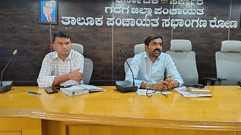 ರೋಣ ತಾಲೂಕು ಪಂಚಾಯಿತಿ ಸಭಾಭವನದಲ್ಲಿ ಹಮ್ಮಿಕೊಂಡಿದ್ದ ಕುಡಿಯುವ ನೀರಿನ ಪ್ರಗತಿ ಪರಿಶೀಲನಾ ಸಭೆಯಲ್ಲಿ ಇಒ ಚಂದ್ರಶೇಖರ ಕಂದಕೂರ ಮಾತನಾಡಿದರು. ಸಹಾಯಕ ಲೆಕ್ಕಾಧಿಕಾರಿ ದೇವರಾಜ ಇದ್ದರು.