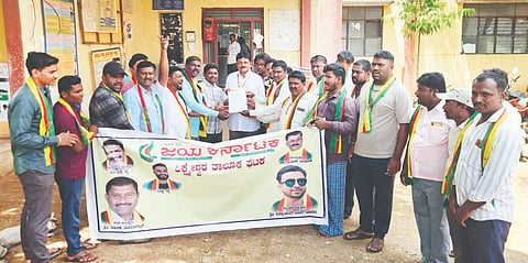 ಲಕ್ಷ್ಮೇಶ್ವರದ ಎಂ.ಎ ಕಾಲೇಜಿನ ಕ್ಯಾಂಪಸ್‌ನಲ್ಲಿ ನಿರ್ಮಾಣ ಮಾಡುತ್ತಿರುವ ಬೃಹತ್ ಜಲಾಗಾರ ಕಾಮಗಾರಿ ಸ್ಥಗಿತಗೊಳಿಸಿ ಸ್ಥಳಾಂತರಿಸಬೇಕೆಂದು ಆಗ್ರಹಿಸಿ ಕಾಲೇಜಿನ ಹಳೇ ವಿದ್ಯಾರ್ಥಿಗಳು ಗ್ರೇಡ್-2 ತಹಸೀಲ್ದಾರ್ ಮಂಜುನಾಥ ಅಮಾಸಿ ಅವರಿಗೆ ಮನವಿ ಸಲ್ಲಿಸಿದರು.ಮಂಜುಳಾ ಹೂಗಾರ,  ಡಿ.ಬಿ. ಫಕ್ಕಿರಪ್ಪ, ಟಾಕಪ್ಪ ಸಾತಪುತೆ ಇತರರಿದ್ದರು.