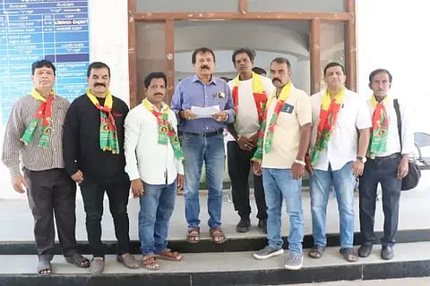 ಶಿವಮೊಗ್ಗದಲ್ಲಿ ಕಲುಷಿತ ನೀರು ಪೂರೈಕೆ ಆಗುತ್ತಿರುವುದನ್ನು ಖಂಡಿಸಿ ಜಯಕರ್ನಾಟಕ ಜನಪರ ವೇದಿಕೆಯ ಬಿ.ಎ.ಸುರೇಶ್ ಶೆಟ್ಟಿ, ತಿಪ್ಪೇಸ್ವಾಮಿ, ನರಸಿಂಹ, ರಘುವೀರ್ ಸಿಂಗ್, ಹುಲುಗಿ ಕೃಷ್ಣ, ಪರಶುರಾಮ್, ಕೃಷ್ಣ, ಬಾಬು, ಮಹೇಶ್ ಮತ್ತಿತರರು ಡಿಸಿ ಕಚೇರಿ ಎದುರು ಪ್ರತಿಭಟನೆ ನಡೆಸಿದರು.