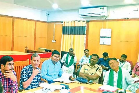 ದಾವಣಗೆರೆ ಜಿಲ್ಲಾಡಳಿತ ಭವನದಲ್ಲಿ ಶನಿವಾರ ನಡೆದ ನೆಲ-ಜಲ, ಪರಿಸರ ಕುರಿತ ಸಭೆಯಲ್ಲಿ ಜಿ.ಎಂ. ಗಂಗಾಧರಸ್ವಾಮಿ, ಗಿತ್ತೆ ಮಾಧವ ವಿಠ್ಠಲರಾವ್, ಸಂತೋಷ್ ಕುಮಾರ್, ಶರಣಬಸವೇಶ್ವರ ಇದ್ದರು.