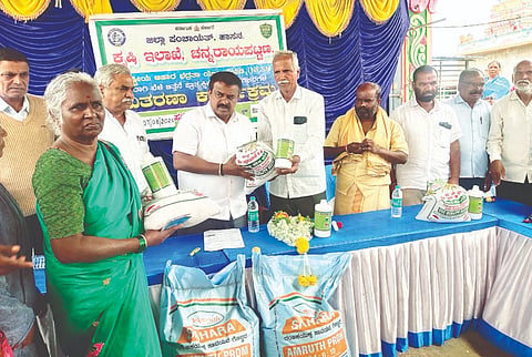 ಕಾಮನಾಯಕನಹಳ್ಳಿ ಗ್ರಾಮದಲ್ಲಿ ಕೃಷಿ ಇಲಾಖೆ ಹಾಗೂ ರೈತ ಸಂಪರ್ಕ ಕೇಂದ್ರ ವತಿಯಿಂದ ಎಫ್‌ಎನ್‌ಎಸ್ ಯೋಜನೆಯಡಿ ಗ್ರಾಮದ ಫಲಾನುಭವಿ ರೈತರಿಗೆ ರಾಗಿ ಮತ್ತು ಇತರೆ ಪರಿಕರಗಳನ್ನು ಶಾಸಕ ಸಿ.ಎನ್. ಬಾಲಕೃಷ್ಣ ವಿತರಿಸಿದರು. ಶಿವಣ್ಣ, ಬಸವರಾಜ್, ರಕ್ಷಿತ್ ನಾಯಕ್, ರಂಗನಾಥ್, ನಾಗೇಶ್, ದೇವರಾಜ್, ಕುಮಾರ್, ವೀಣಾ ಇದ್ದರು. 