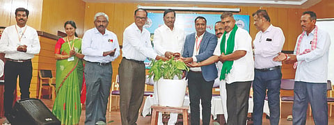 ಧಾರವಾಡದ ವಾಲ್ಮಿಯಲ್ಲಿ ಬುಧವಾರ ಆಯೋಜಿಸಿದ್ದ ವಿಶ್ವ ಭೂ ದಿನಾಚರಣೆ ಕಾರ್ಯಕ್ರಮವನ್ನು ವಿಧಾನ ಪರಿಷತ್ ಸದಸ್ಯ ಎ್.ಎಚ್. ಜಕ್ಕಪ್ಪನವರ ಉದ್ಘಾಟಿಸಿದರು. ಡಾ. ವಿ.ಬಿ. ಕುಲಗೋಡ, ಡಾ. ಗಿರೀಶ ಮರಡ್ಡಿ, ಬೈಲಪ್ಪ, ಬಿ.ವೈ. ಬಂಡಿವಡ್ಡರ, ಇತರರಿದ್ದರು.