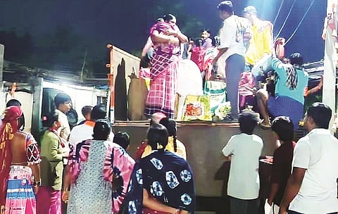 ಅಡವಿಬಾವಿ ಚಿಕ್ಕತಾಂಡಾದಲ್ಲಿ ಲಾರಿಯಲ್ಲಿ ಗುಳೆ ಹೊರಟಿರುವ ಜನರು.