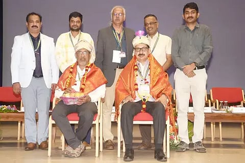 ಕುವೆಂಪು ವಿವಿಯಲ್ಲಿ ಏರ್ಪಡಿಸಿದ್ದ ರಾಷ್ಟ್ರೀಯ ಸಮ್ಮೇಳನದಲ್ಲಿ ಕುಮಾರ್ ಪುಷ್ಕರ್ ಹಾಗೂ ಡಾ.ಟಿ.ಎನ್.ಪ್ರಕಾಶ್ ಕಮ್ಮರಡಿ ಅವರನ್ನು ಸನ್ಮಾನಿಸಲಾಯಿತು. ಪ್ರೊ.ಶರತ್ ಅನಂತಮೂರ್ತಿ, ಡಾ.ಎಚ್.ಎನ್.ಕುಮಾರ್, ಪುಲ್ಕಿತ್ ಮೀನಾ, ಎಸ್.ಯಶ್‌ಪಾಲ್ ಕ್ಷೀರಸಾಗರ್, ಪ್ರೊ.ವಿಜಯಕುಮಾರ್ ಇದ್ದರು.