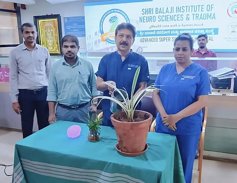 brain ವಿಶ್ವ ಮಿದುಳು ಗಡ್ಡೆ ದಿನದ ಅಂಗವಾಗಿ ಹುಬ್ಬಳ್ಳಿಯ ಬಾಲಾಜಿ ಆಸ್ಪತ್ರೆಯಲ್ಲಿ ಏರ್ಪಡಿಸಿದ್ದ ಕಾರ್ಯಕ್ರಮವನ್ನು ಆಸ್ಪತ್ರೆಯ ಚೇರ್ಮನ್, ನರರೋಗ ತಜ್ಞ ಡಾ. ಕ್ರಾಂತಿಕಿರಣ ಉದ್ಘಾಟಿಸಿದರು. 