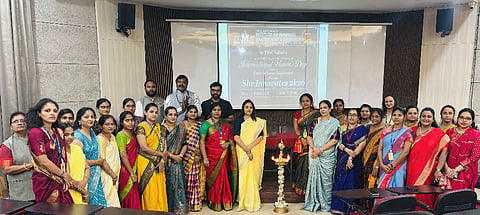 women commitioner ಹುಬ್ಬಳ್ಳಿಯ ಐಬಿಎಂಆರ್​ ಸಮೂಹ ಸಂಸ್ಥೆಯಲ್ಲಿ ಏರ್ಪಡಿಸಿದ್ದ ಅಂತಾರಾಷ್ಟ್ರೀಯ ಮಹಿಳಾ ದಿನಾಚರಣೆಯಲ್ಲಿ ಪಾಲಿಕೆ ಉಪ ಆಯುಕ್ತೆ ಅನುರಾಧ ವಸ್ತ್ರದ, ಶೈನಿ ರಾಜೇಂದ್ರಕುಮಾರ, ಡಾ. ರೇಖಾ ಮಹೇಂದ್ರಕರ್​, ಮೋನಿಕಾ ಪಿ, ಅಣ್ಣಪ್ಪ ಕೊರವರ ಇತರರು ಪಾಲ್ಗೊಂಡಿದ್ದರು.