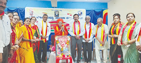 ಮುಂಡರಗಿ ಪಟ್ಟಣದ ಜಗದ್ಗುರು ಅನ್ನದಾನೀಶ್ವರ ಕನ್ನಡ ಸಾಹಿತ್ಯ ಭವನದಲ್ಲಿ ಶನಿವಾರ ಜರುಗಿದ ತಾಲೂಕು ಮಹಿಳಾ ಸಾಹಿತ್ಯ ಸಮಾವೇಶದಲ್ಲಿ ಕನ್ನಡಭುವನೇಶ್ವರಿ ಭಾವಚಿತ್ರಕ್ಕೆ ಪೂಜೆ ಸಲ್ಲಿಸಲಾಯಿತು. ಡಾ.ಅನ್ನದಾನೀಶ್ವರ ಶಿವಯೋಗಿಗಳು, ಪ್ರೊ.ಕೆ.ಎಚ್.ಬೇಲೂರ, ವಿವೇಕಾನಂದಗೌಡ ಪಾಟೀಲ, ಚೇತನಾ ಪಾಟೀಲ, ಪ್ರೊ.ಎಂ.ಜಿ. ಗಚ್ಚಣ್ಣವರ ಇತರರಿದ್ದರು.