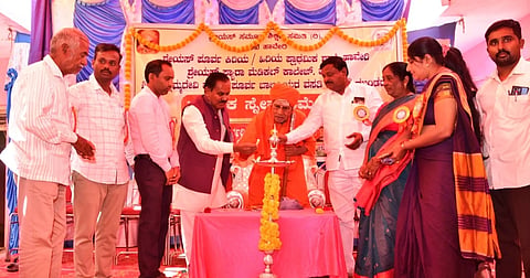 ಮುಂಡರಗಿ ಪಟ್ಟಣದ ಶ್ರೀ ಯಲ್ಲಮ್ಮದೇವಿ ಮೆಟ್ರಿಕ್ ಪೂರ್ವ ಬಾಲಕಿಯರ ವಸತಿ ನಿಲಯದಲ್ಲಿ ಶನಿವಾರ ಹಮ್ಮಿಕೊಂಡಿದ್ದ 18ನೇ ವರ್ಷದ ವಾರ್ಷಿಕ ಸ್ನೇಹ ಸಮ್ಮೇಳನ ಕಾರ್ಯಕ್ರಮವನ್ನು ನಾಡೋಜ ಡಾ.ಅನ್ನದಾನೀಶ್ವರ ಶಿವಯೋಗಿಗಳವರ ಸಾನ್ನಿಧ್ಯದಲ್ಲಿ ಉದ್ಘಾಟಿಸಲಾಯಿತು. 