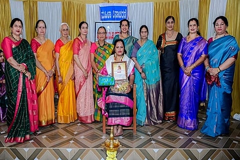 ಮಹದೇವಪೇಟೆ ಮಹಿಳಾ ಸಹಕಾರ ಸಂಘದಲ್ಲಿ ನಡೆದ ಮಹಿಳಾ ದಿನಾಚರಣೆ ಕಾರ್ಯಕ್ರಮದಲ್ಲಿ ಸಮಾಜ ಸೇವಕಿ ಬಾಳೆಯಡ ದಿವ್ಯಾ ಮಂದಪ್ಪ ಅವರನ್ನು ಸನ್ಮಾನಿಸಲಾಯಿತು. ಸವಿತಾ ಭಟ್, ಶ್ಯಾಮಲಾ ದಿನೇಶ್, ವಸುಂಧರಾ ಪ್ರಸನ್ನ, ಆಯಿಷಾ ಹಮೀದ್, ಉಮಾ ಈಶ್ವರ್, ಪ್ರೇಮಾ ರಾಘವಯ್ಯ, ಜಯಶೀಲಾ ಪ್ರಕಾಶ್ ಮತ್ತಿತರರು ಇದ್ದರು.