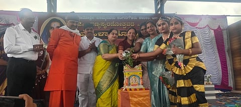 ರೋಣದ ರಾಜೀವ ಗಾಂಧಿ ಆಯುರ್ವೇದ ಮೆಡಿಕಲ್ ಕಾಲೇಜ್‌ನಲ್ಲಿ ಶುಕ್ರವಾರ ಹಮ್ಮಿಕೊಂಡಿದ್ದ ಮಾತೋಶ್ರೀ ಬಸಮ್ಮನವರ 22ನೇ ಪುಣ್ಯ ಸ್ಮರಣೋತ್ಸವ ಕಾರ್ಯಕ್ರಮದ ಮಹಿಳಾ ಗೋಷ್ಠಿಯನ್ನು ಡಾ. ನಾಗಲಕ್ಮೀ ಚೌಧರಿ ಉದ್ಘಾಟಿಸಿದರು. ಶ್ರೀ ಶಿವಶಾಂತವೀರ ಶರಣರು, ಅಧ್ಯಕ್ಷೆ ಸುಧಾ ಹುಚ್ಚಣ್ಣವರ, ಶಶಿಕಲಾ ಬಾಣಿ, ಶಶಿಕಲಾ ಪಾಟೀಲ, ಮಿಥುನ್ ಜಿ. ಪಾಟೀಲ ಇದ್ದರು.