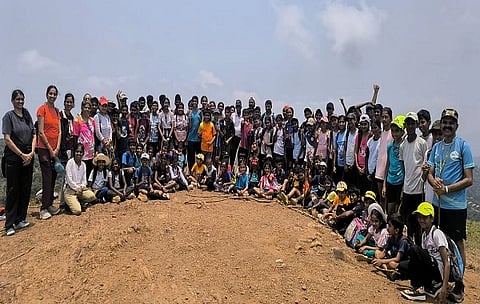 ಮಕ್ಕಳ ಉಚಿತ ಬೇಸಿಗೆ ಕ್ರೀಡಾ ತರಬೇತಿ ಶಿಬಿರದ ಅಂಗವಾಗಿ ನಡೆದ ಚಾರಣದಲ್ಲಿ ಮಕ್ಕಳೊಂದಿಗೆ ಶಾಂ ಪೂಣಚ್ಚ, ಕೋಟೇರ ನಾಣಯ್ಯ, ಕುಡೆಕಲ್ ಸಂತೋಷ್ ಇತರರಿದ್ದರು.