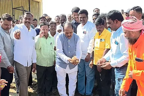 ಹು-ಧಾ ಪೂರ್ವ  (Development work) ವಿಧಾನಸಭಾ ಕ್ಷೇತ್ರದಲ್ಲಿ ವಿವಿಧ ಅಭಿವೃದ್ಧಿ ಕಾಮಗಾರಿಗಳಿಗೆ ಶಾಸಕ ಪ್ರಸಾದ ಅಬ್ಬಯ್ಯ ಚಾಲನೆ ನೀಡಿದರು. ಮೋಹನ ಅಸುಂಡಿ, ಶ್ರೀನಿವಾಸ ಬೆಳಗಡಿ, ಇತರರು ಇದ್ದಾರೆ.