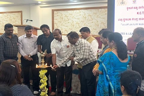 ಕುಶಾಲನಗರದ ಪಾಳ್ಯಂ ಎಮರಾಲ್ಡ್ ಸಭಾಂಗಣದಲ್ಲಿ ಎಂಎಸ್‌ಎAಇ ಉದ್ದಿಮೆದಾರರಿಗೆ ಏರ್ಪಡಿಸಿದ್ದ ಒಂದು ದಿನದ ಅರಿವು ಕಾರ್ಯಾಗಾರವನ್ನು ಕೂಡ್ಲೂರು ಕೈಗಾರಿಕಾ ಪ್ರದೇಶದ ಉದ್ದಿಮೆದಾರರ ಸಂಘದ ಅಧ್ಯಕ್ಷ ಎ.ಎನ್. ಪ್ರವೀಣ್ ಉದ್ಘಾಟಿಸಿದರು. ಬಿ.ಆರ್. ನಾಗೇಂದ್ರಪ್ರಸಾದ್, ಸಿದ್ದರಾಜು, ಕೆ. ಹನುಮಂತರಾಯ ಮತ್ತಿತರರು ಇದ್ದರು.