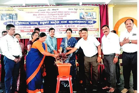 ದಾವಣಗೆರೆಯಲ್ಲಿ ಬುಧವಾರ ಎಸ್.ಎಸ್.ಎಲ್.ಸಿ ಫಲಿತಾಂಶ ಸುಧಾರಣೆ ಹಾಗೂ ಶೈಕ್ಷಣಿಕ ಕಾರ್ಯಾಗಾರವನ್ನು ಸಂಸದೆ ಡಾ.ಪ್ರಭಾ ಮಲ್ಲಿಕಾರ್ಜುನ್ ಉದ್ಘಾಟಿಸಿದರು. ಗಿತ್ತೆ ಮಾಧವ ವಿಠ್ಠಲರಾವ್, ಜಿ. ಕೊಟ್ರೇಶ್ ಇತರ ಅಧಿಕಾರಿಗಳು ಇದ್ದರು.