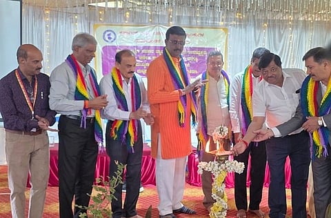  ರಾಜ್ಯ ಸಹಕಾರ ಪಟ್ಟಣ ಬ್ಯಾಂಕುಗಳ ಮಹಾಮಂಡಳ ವತಿಯಿಂದ ರಾಜ್ಯದ ಪಟ್ಟಣ ಸಹಕಾರ ಬ್ಯಾಂಕುಗಳ ಅಧ್ಯಕ್ಷರು, ಉಪಾಧ್ಯಕ್ಷರು, ಆಡಳಿತ ಮಂಡಳಿ ನಿರ್ದೇಶಕರು ಹಾಗೂ ಮುಖ್ಯ ಕಾರ್ಯನಿರ್ವಹಣಾಧಿಕಾರಿಗಳಿಗೆ ಏರ್ಪಡಿಸಿದ್ದ ಒಂದು ದಿನದ ವಿಚಾರಸಂಕಿರಣವನ್ನು ಮಹಾಮಂಡಲದ ನಿರ್ದೇಶಕರುಗಳು ಉದ್ಘಾಟಿಸಿದರು. ಡಾ. ಎಂ.ಆರ್ ವೆಂಕಟೇಶ್, ಅಶೋಕ ಪಟ್ಟಣಶೆಟ್ಟಿ, ಮಲ್ಲಮ್ಮ, ಎಸ್‌ಬಿಎಂ ಮಂಜು, ಹೆಚ್. ಜಯಪ್ರಕಾಶ್ ಕೆದ್ಲಾಯ, ಪುಂಡಲಿಕ ಎನ್. ಕೆರೂರೆ ಇದ್ದರು.