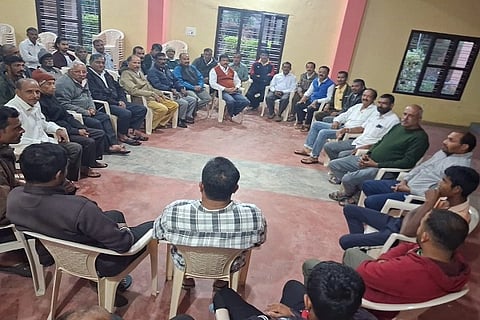ಯಡವನಾಡು ಕಂದಾಯ ಗ್ರಾಮವನ್ನು ಸರ್ಕಾರ ರದ್ದು ಮಾಡಿರುವುದರಿಂದ ಮುಂದಿನ ಹೋರಾಟದ ಬಗ್ಗೆ ಚರ್ಚೆ ಮಾಡಲು ಗ್ರಾಮಸ್ಥರು ಸಭೆ ನಡೆಸಿದರು. ಗ್ರಾಮ ದೇವಾಲಯ ಸಮಿತಿ ಅಧ್ಯಕ್ಷ ಗಣೇಶ್ ಮತ್ತಿತರರು ಇದ್ದರು.