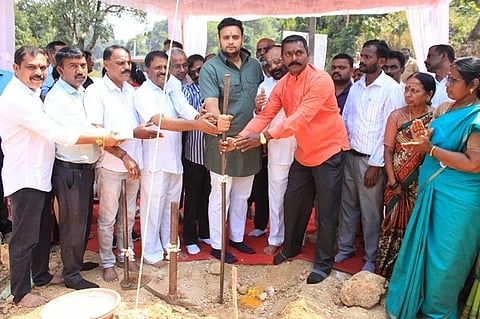 ೯೪ ಕೋಟಿ ರೂ. ವೆಚ್ಚದ ರಕ್ಷಣಾ ತಡೆಗೋಡೆ ನಿರ್ಮಾಣದ ಕಾಮಗಾರಿಗೆ ಲೋಕಸಭಾ ಸದಸ್ಯ ಯದುವೀರ್ ಕೃಷ್ಣದತ್ತ ಚಾಮರಾಜ ಒಡೆಯರ್ ಅವರು ಬುಧವಾರ ಭೂಮಿ ಪೂಜೆ ನೆರವೇರಿಸಿದರು. 