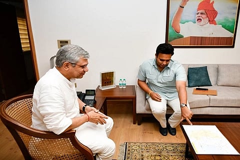ಮೈಸೂರು-ಕೊಡಗು ಸಂಸದರಾದ ಯದುವೀರ್ ಕೃಷ್ಣದತ್ತ ಚಾಮರಾಜ ಒಡೆಯರ್ ಅವರು ಕೇಂದ್ರ ರೈಲ್ವೆ ಸಚಿವ ಅಶ್ವಿನಿ ವೈಷ್ಣವ್ ಜತೆ ಚರ್ಚೆ ನಡೆಸಿದರು.